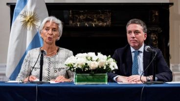 Dujovne tratará de explicar en el exterior el acuerdo sellado con Lagarde.