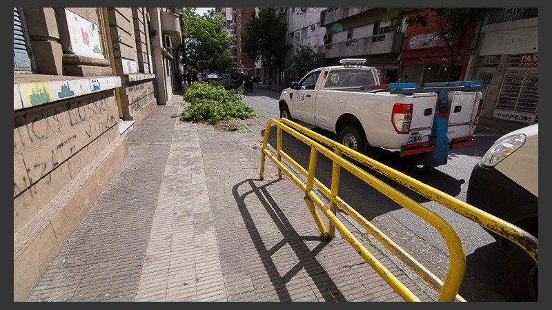 El auto chocó una baranda de la cuadra.