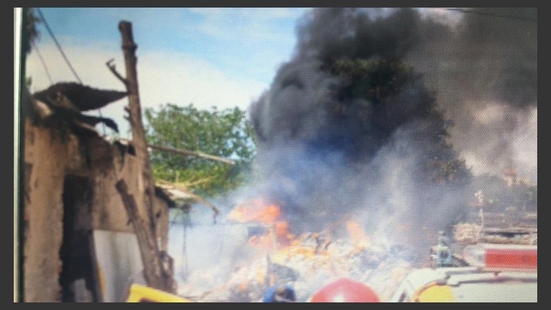El incendio se desató este domingo en zona sur.