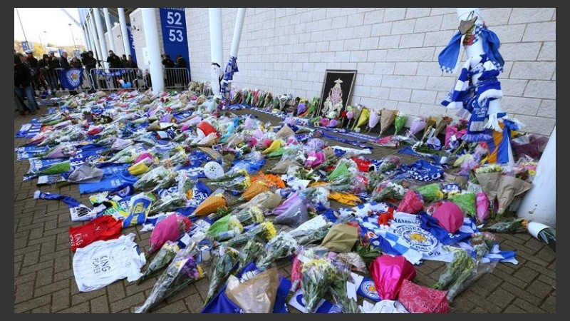 Los hinchas se acercaron al estadio para ofrecer flores, velas y mensajes.