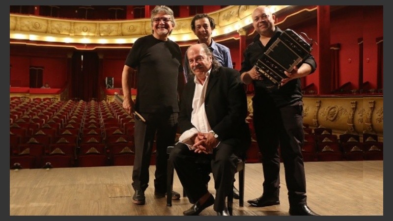 Litto Nebbia, rodeado por el dúo Los Núñez y Cacho Bernal.