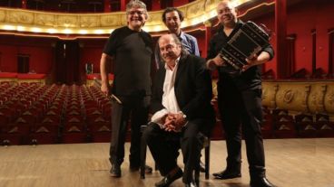 Litto Nebbia, rodeado por el dúo Los Núñez y Cacho Bernal.