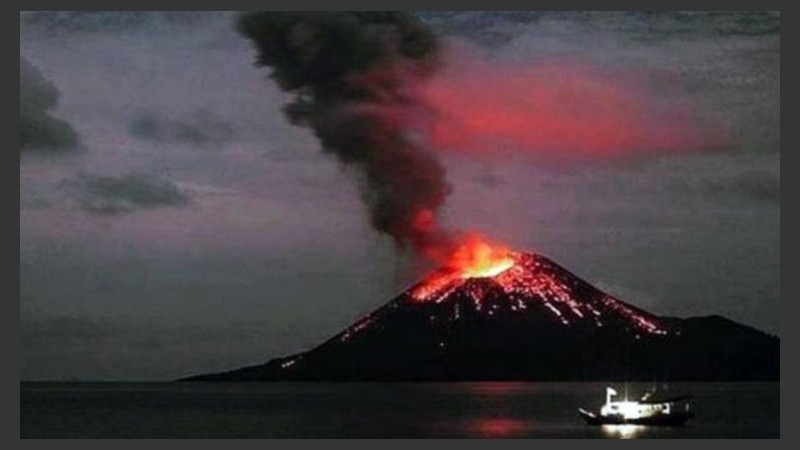 El volcán Anak Krakatau aumentó su actividad eruptiva desde junio de 2018.