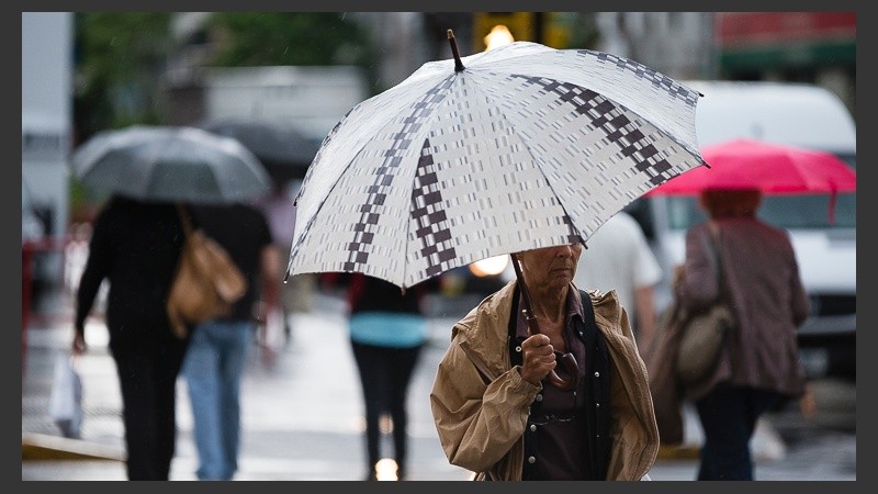 A salir con paraguas: el martes arrancó con mucha agua en la ciudad.