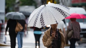 A salir con paraguas: el martes arrancó con mucha agua en la ciudad.