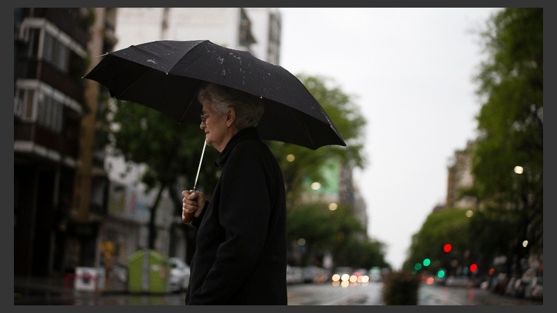 A salir con paraguas: el martes arrancó con mucha agua en la ciudad.