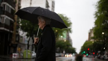 A salir con paraguas: el martes arrancó con mucha agua en la ciudad.