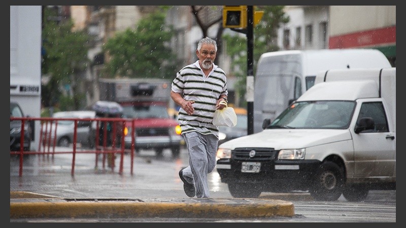 A salir con paraguas: el martes arrancó con mucha agua en la ciudad.