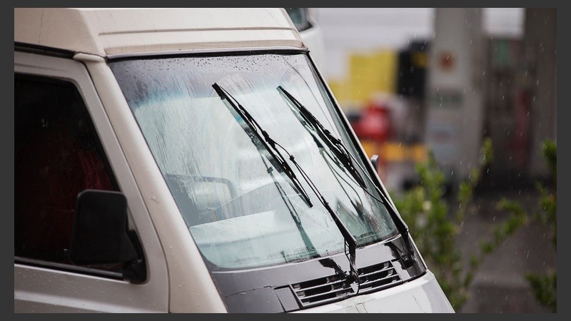 A salir con paraguas: el martes arrancó con mucha agua en la ciudad.