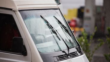 A salir con paraguas: el martes arrancó con mucha agua en la ciudad.