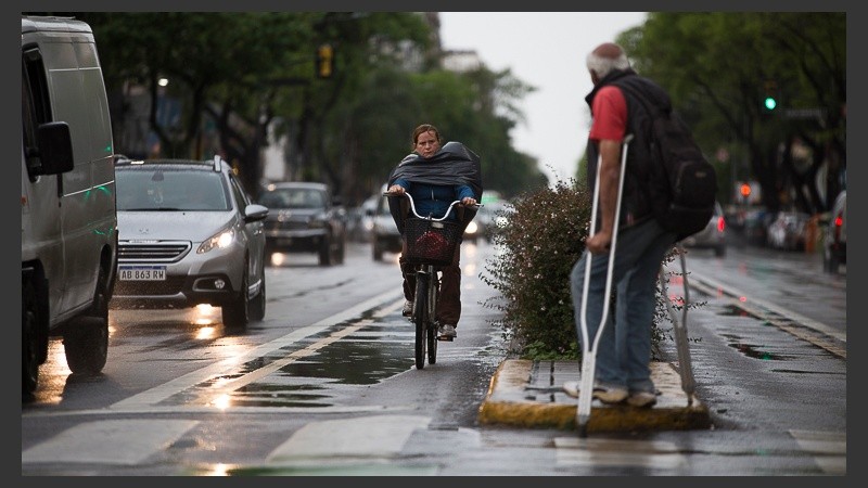 A salir con paraguas: el martes arrancó con mucha agua en la ciudad.