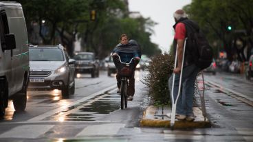 A salir con paraguas: el martes arrancó con mucha agua en la ciudad.
