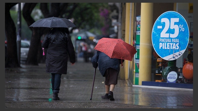 A salir con paraguas: el martes arrancó con mucha agua en la ciudad.