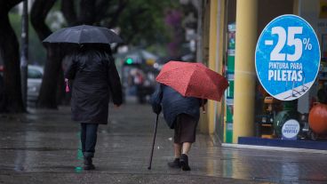 A salir con paraguas: el martes arrancó con mucha agua en la ciudad.