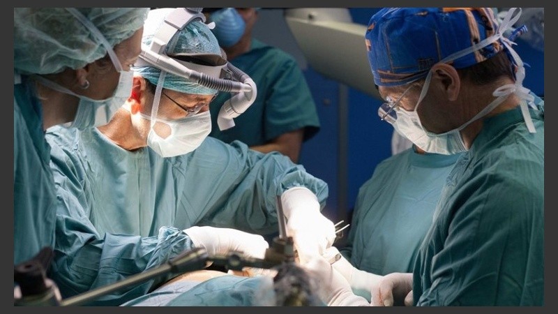 Lo mínimamente invasivo no tiene necesidad de abrir la piel, ni separar músculos.