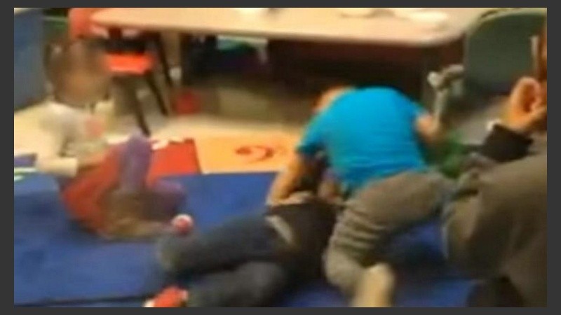 Los chicos en plena lucha.