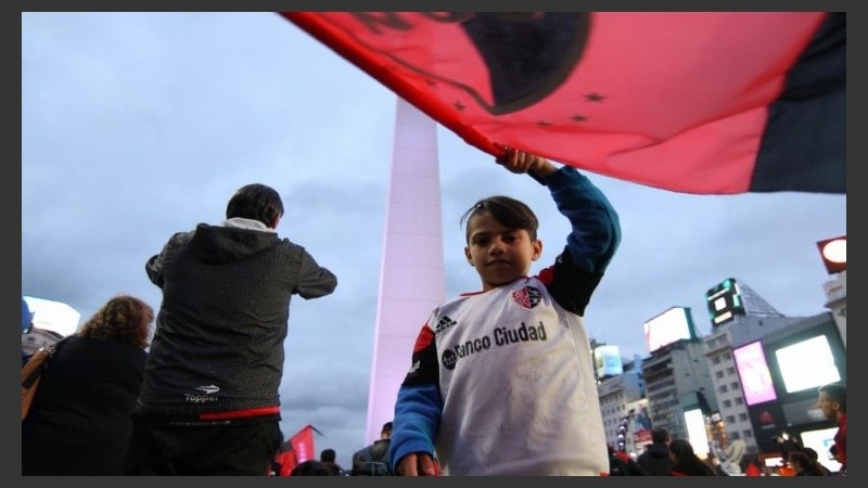 Los hinchas llevaron el banderazo al Obelisco.
