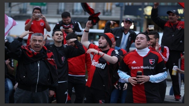 Los hinchas llevaron el banderazo al Obelisco.
