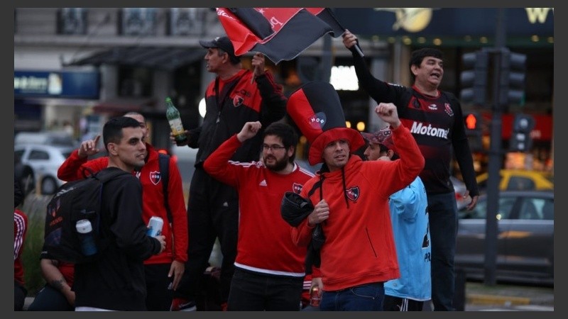 Los hinchas llevaron el banderazo al Obelisco.