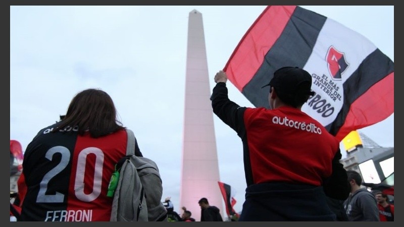 Los hinchas llevaron el banderazo al Obelisco.