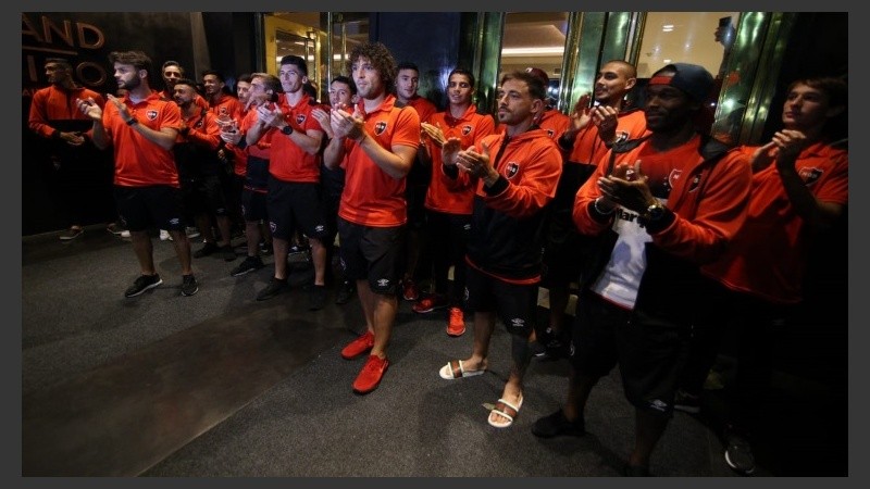 Los jugadores agradecieron la presencia de los hinchas.