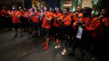 Los jugadores agradecieron la presencia de los hinchas.