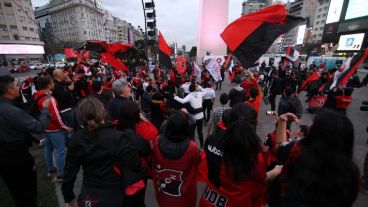 Los hinchas llevaron el banderazo al Obelisco.