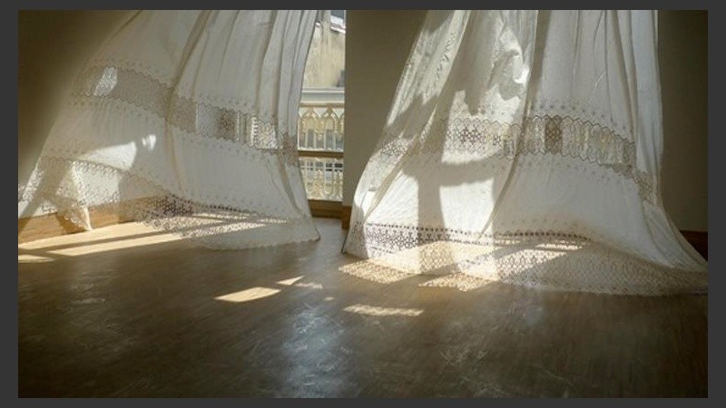 Luz y viento entran por las ventanas. 