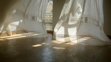 Luz y viento entran por las ventanas.