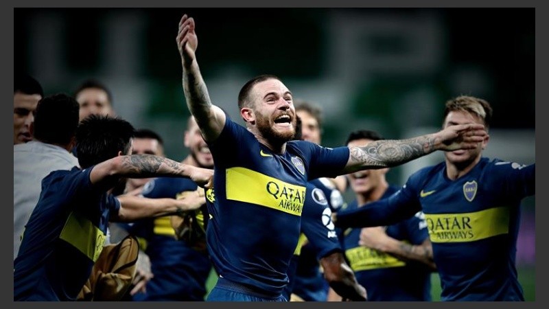 Los jugadores festejan el pase. 