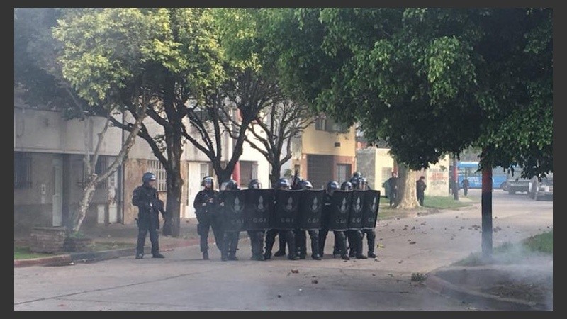 Tensión en el Barrio República de la Sexta, gases lacrimógenos y balas de goma contra vecinos que se resisten al desalojo