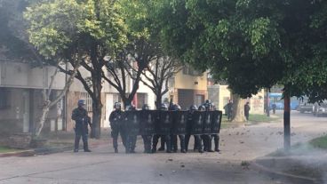 Tensión en el Barrio República de la Sexta, gases lacrimógenos y balas de goma contra vecinos que se resisten al desalojo