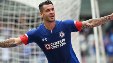 Caraglio tiene 31 años y defiende la casaca de Cruz Azul de México.