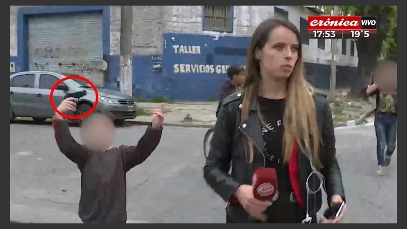 El momento en el que el chico muestra el arma.