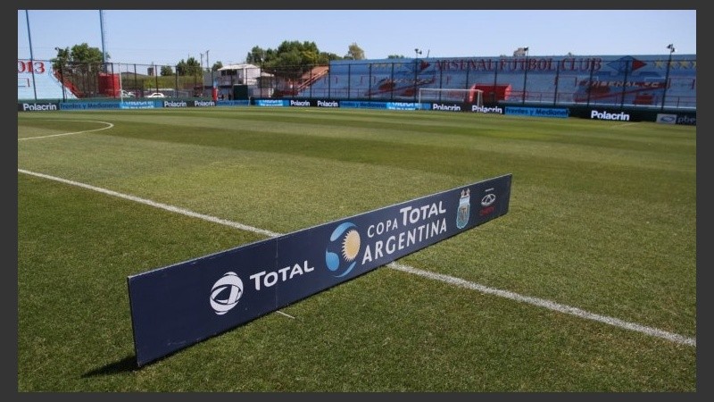 Y atrás del césped, la nada.