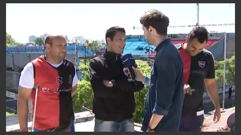 Dos con la rojinegra y en el medio un canalla.