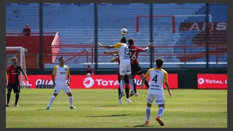 Tribunas vacías en un clásico. Nunca visto.