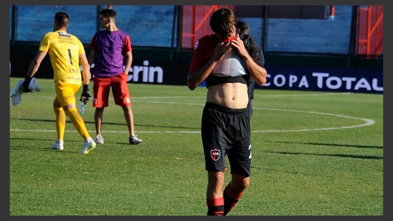 Bíttolo sale desencajado. Atrás, Ledesma festeja.