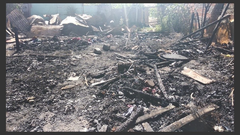 Así quedó la casilla tras las llamas.