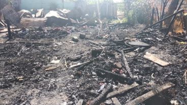 Así quedó la casilla tras las llamas.