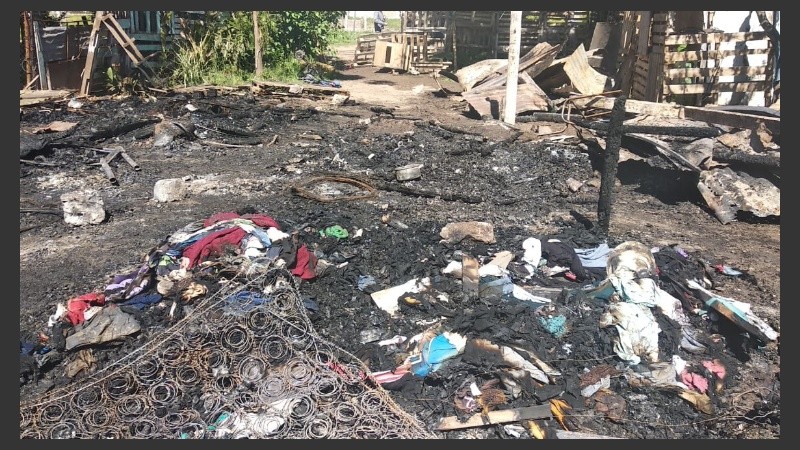 Así quedó la casilla tras las llamas.