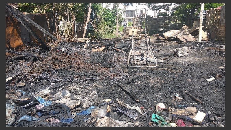 Así quedó la casilla tras las llamas.