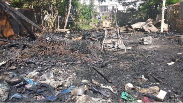 Así quedó la casilla tras las llamas.