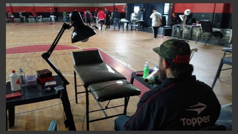 Unos 20 tatuadores participan en la jornada.