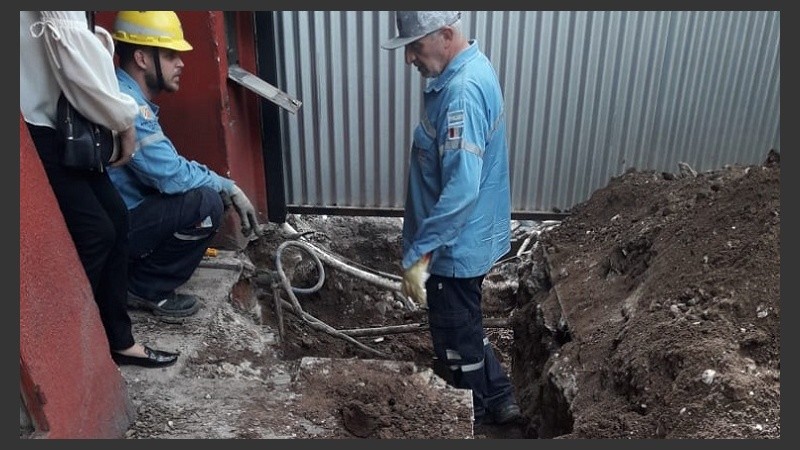Los operarios trabajaron seis horas este sábado en la conexión ilegal.