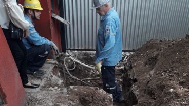 Los operarios trabajaron seis horas este sábado en la conexión ilegal.