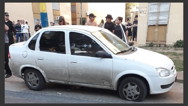 En el Chevrolet Classic blanco quedaron las huellas de 8 disparos.