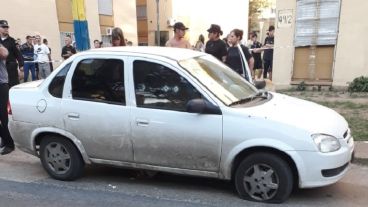 En el Chevrolet Classic blanco quedaron las huellas de 8 disparos.
