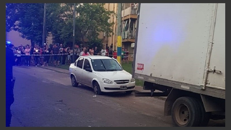 En el Chevrolet Classic blanco quedaron las huellas de 8 disparos.