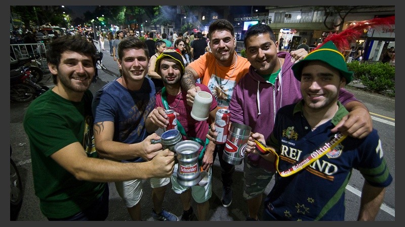 Noche ideal: 24° y cielo despejado para disfrutar de la espuma y la música.